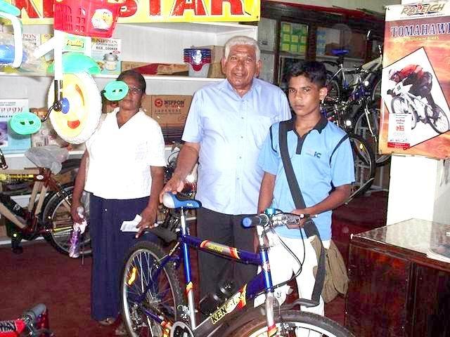 05-mr-gamage-dimuthu-and-his-mother-with-the-bike