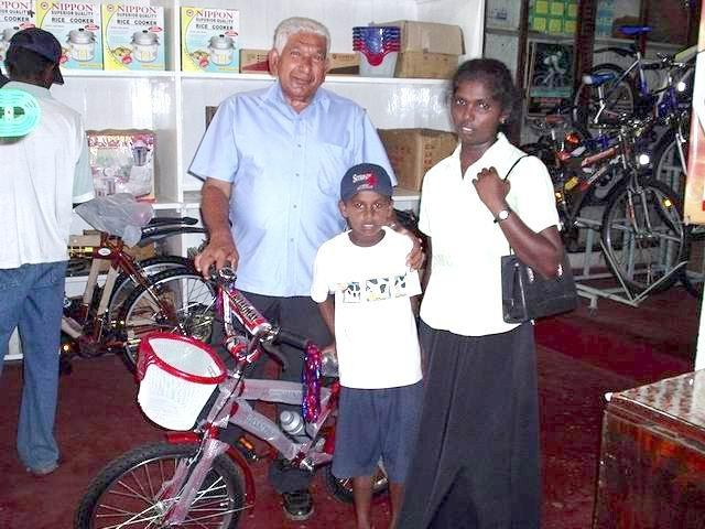 05-mr-gamage-kalpa-and-his-mother-with-the-bike